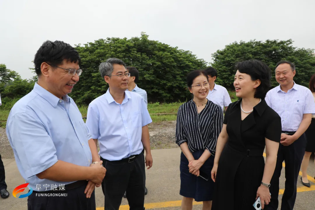 △新华日报社党委书记,社长,新华报业传媒集团董事长双传学(左一)一行