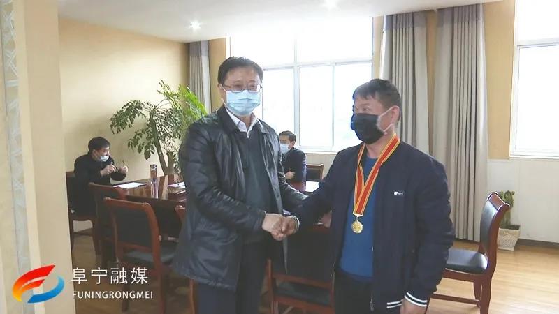 △县委副书记吴启标到益林镇开展"送奖牌上门,送服务上门"活动