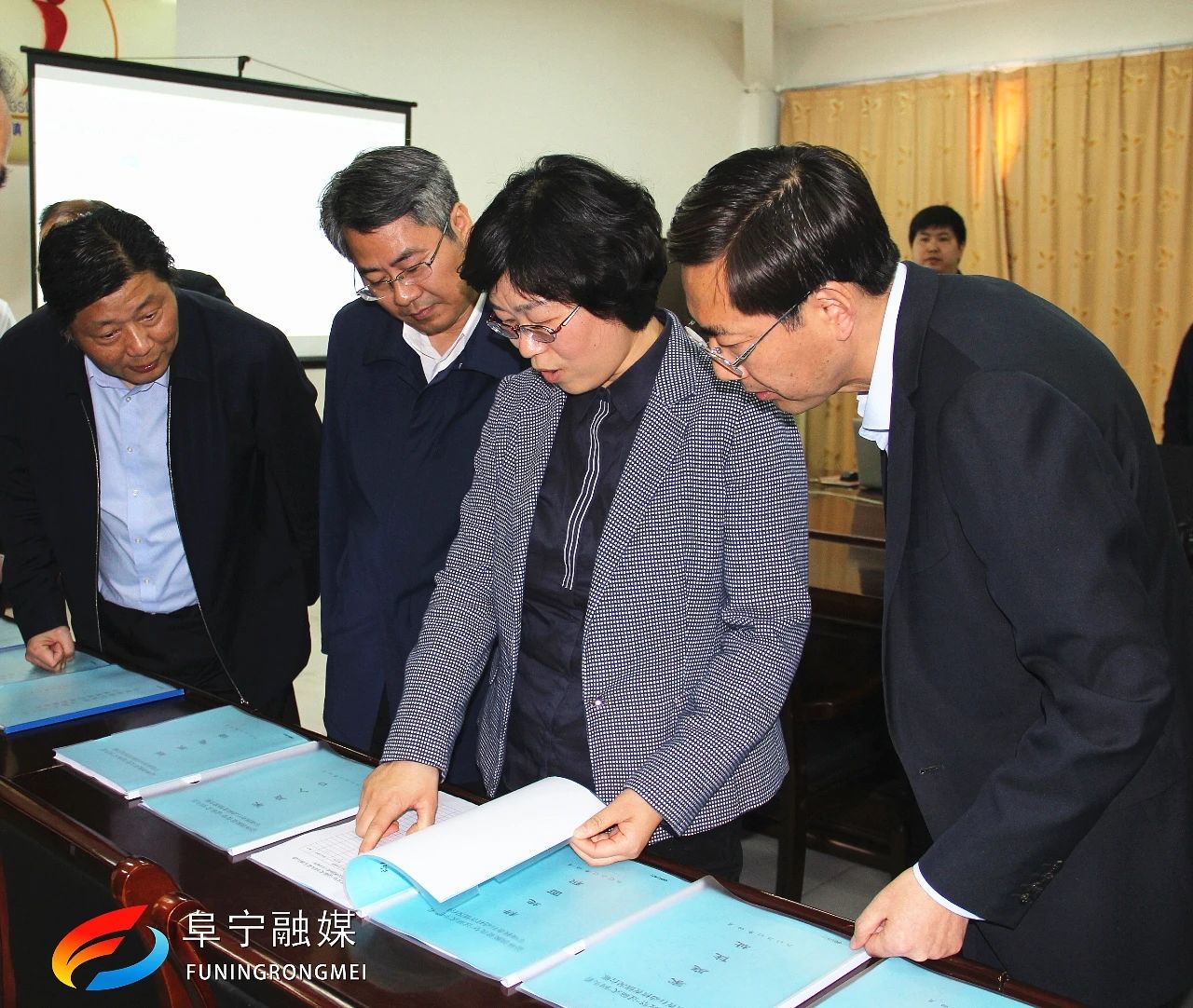 首页 新闻中心  阜宁要闻   陈红红先后来到益林镇大东居委会,益林镇
