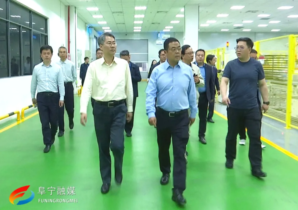 △青海省同德县委书记丁瑞毅(右二)带领党政代表团来我县考察,县委