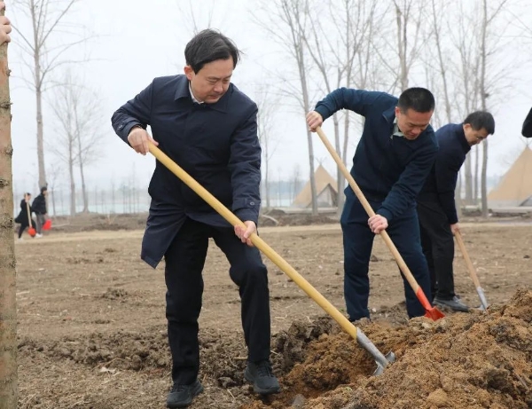 县四套班子领导参加义务植树